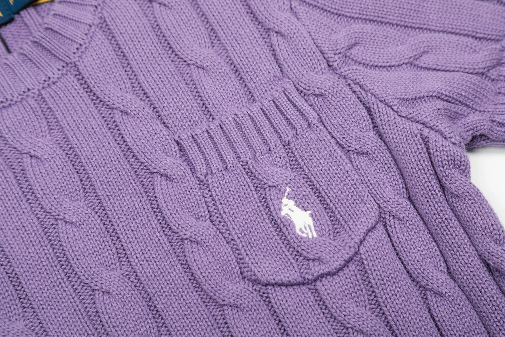 P154 💰 "Top quality" Style number: DS222# (not off the shelves all year round) [Ralph Lauren round neck pocket style solid color pony embroidered logo knitted short sleeves] ✅Ralph Lauren Ralph Lauren classic basic pocket all-match style goddess knitted short sleeves for all seasons ✅Main supplier platform live broadcast Wholesale entity Replenish when out of stock Not off the shelf ✅ZP quality 1:1 version Scan the code to enter the GF website Counter quality ✅Details and quality are the only one in Guangzhou. Imported quality cotton yarn, focusing on high-end, cost-effective, good quality needless to say. ✅The version is restored to the original order. The maximum size can be worn up to 160 pounds. Loose, comfortable and stress-free. ✅The upper body is simple and easy to match. A must-have for goddess ootd. Good-looking clothes are never picky. A must-have in the goddess’ wardrobe. Size: S-XL. Color: White, almond, purple, orange, gray, yellow, black, khaki, pink, navy, rose, green. Chinese red olive green light blue white label light blue blue label